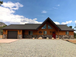 Skyfall Cabin. Stunning views, Hot Tub, minutes from Zion